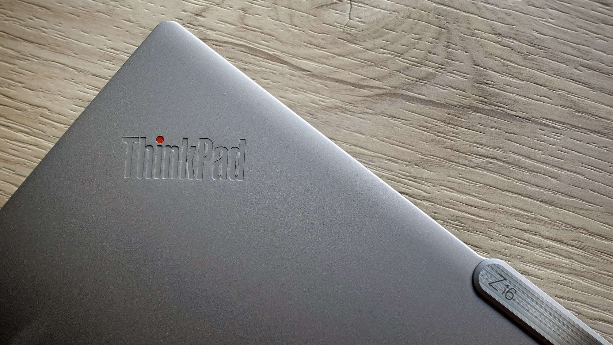 Lenovo ThinkPad Z16: finitura in alluminio