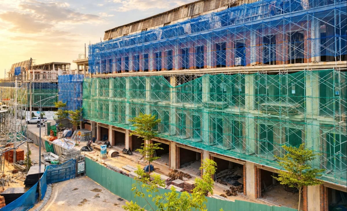 Nhà phố Phú Gia Royal Park đang hoàn thiện kết cấu và kiến trúc mặt ngoài