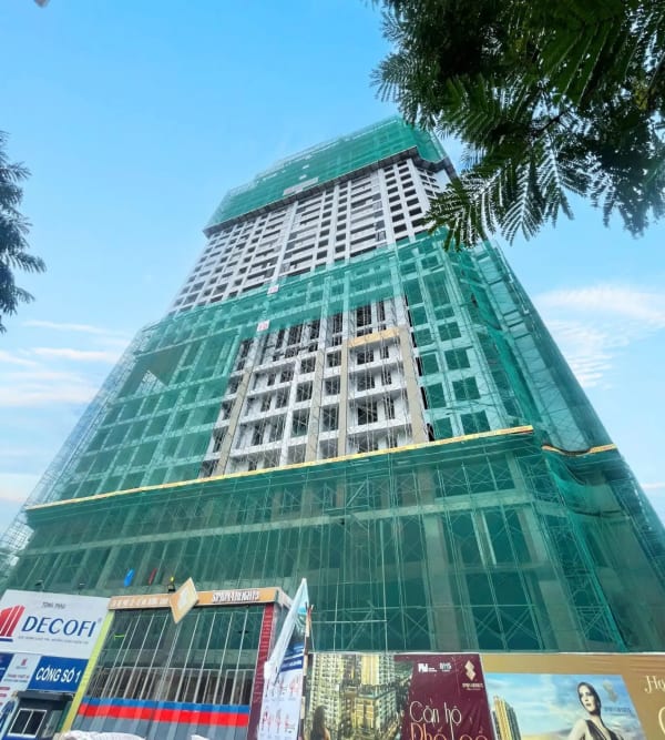 Mặt ngoài tòa tháp Simona Heights Quy Nhơn và khu vực công trường