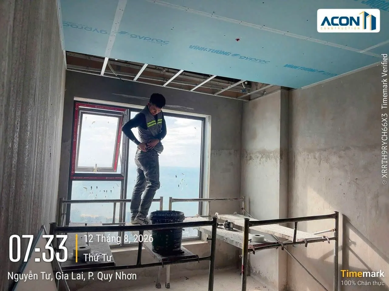 Công nhân làm việc trên giàn giáo tại khu vực trần bên trong căn hộ The Sailing Quy Nhơn