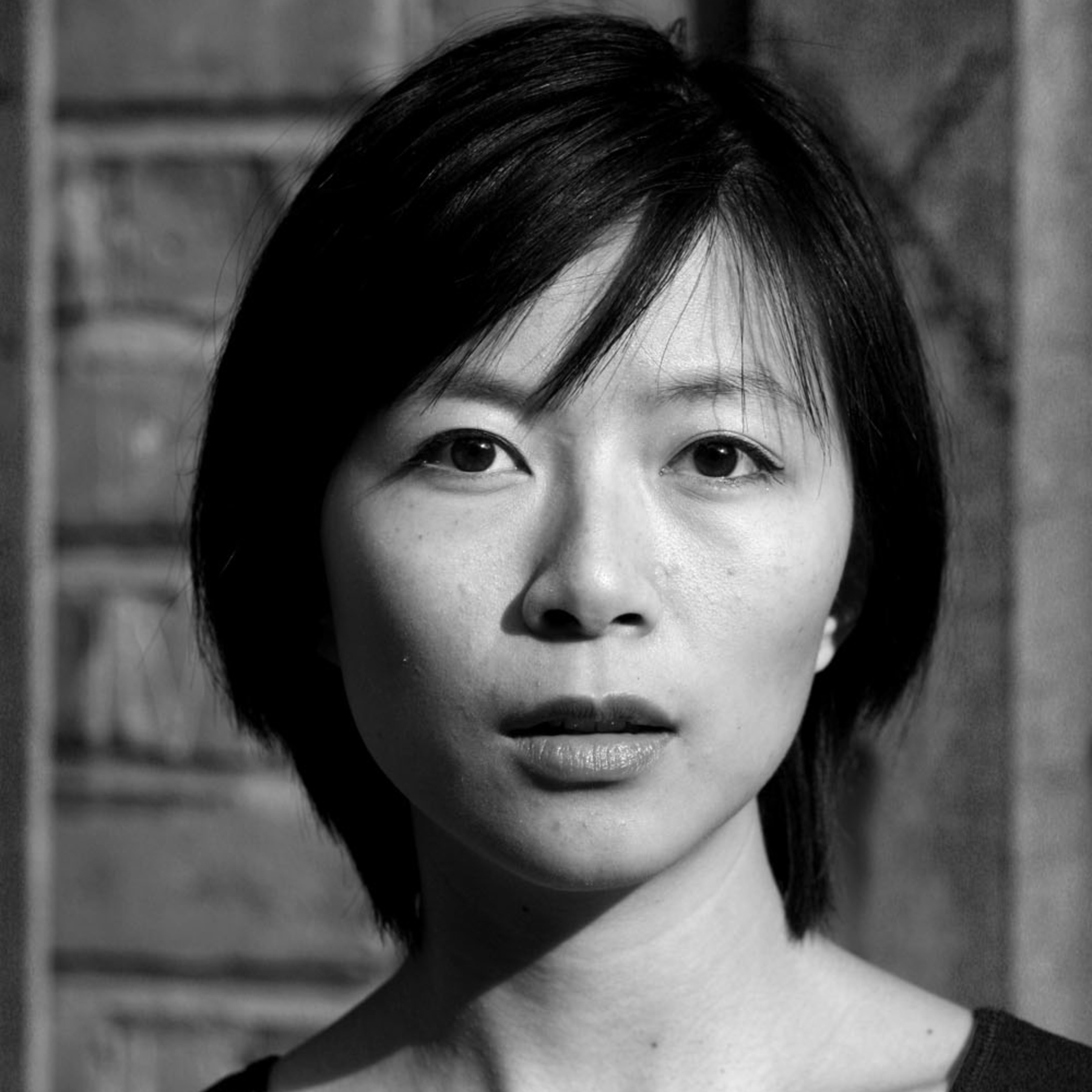 一張由演員賴閃芳拍攝的黑白戲劇頭像，光影對比強烈，背景為質感十足的磚牆。這張照片捕捉了香港當代劇場中常見的細膩情感與張力，展現了天台製作（Rooftop Productions）在舞臺演出中追求的藝術深度。宣傳頭像。