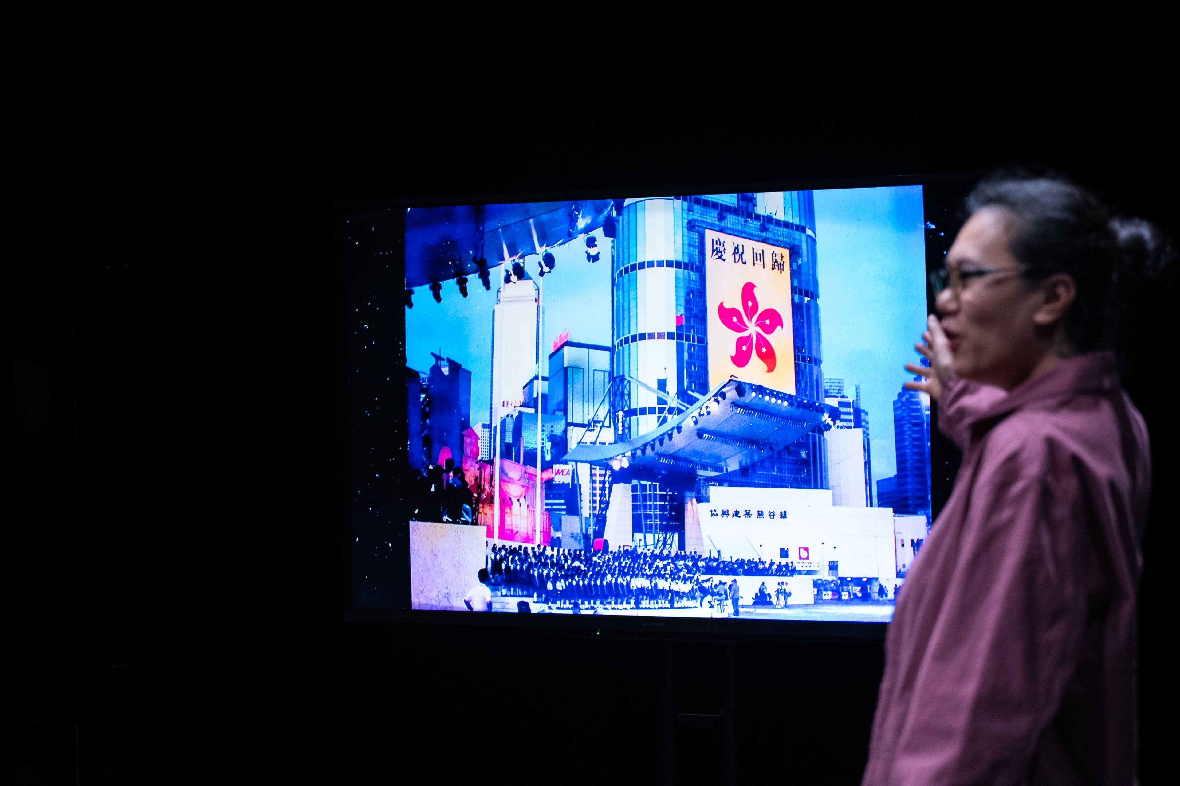 我被選去添馬艦的「英方告別儀式」獻唱，製作：《《卡啦OK》》