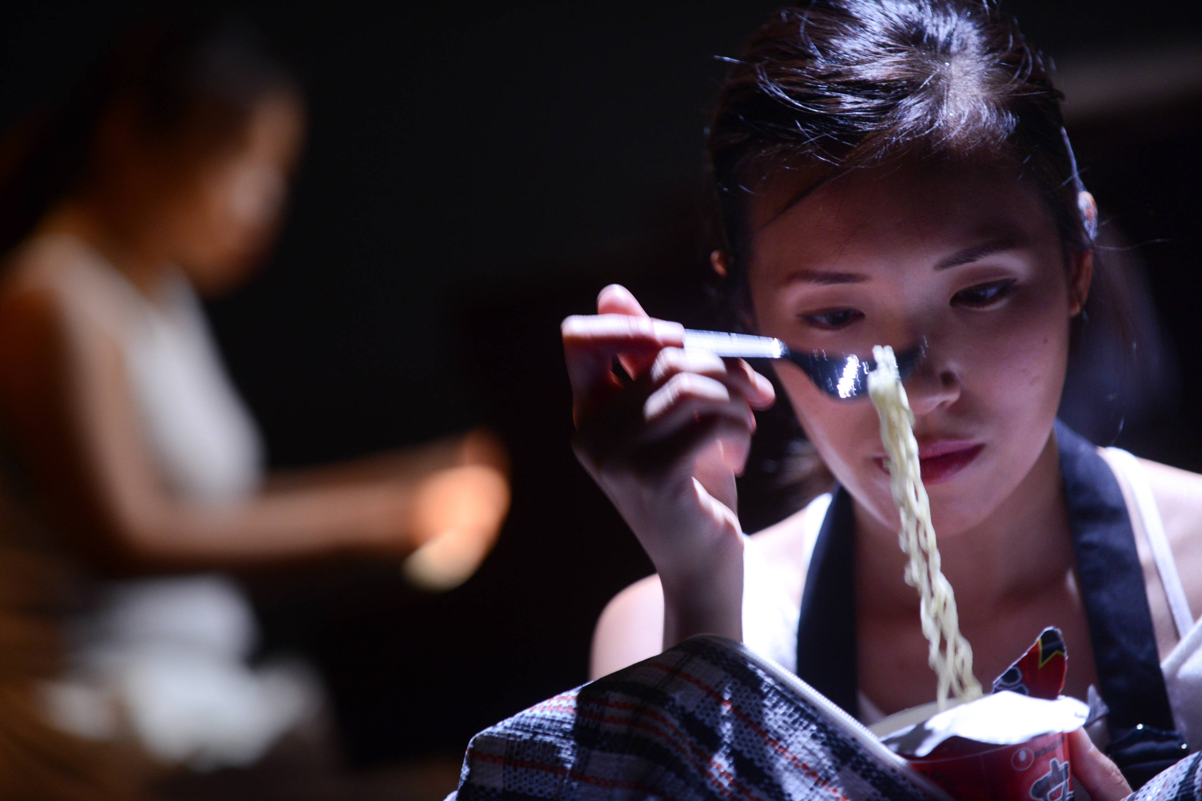 他知道我有一些杯麵，然後他會拿來吃，製作：《《不是女僕》》