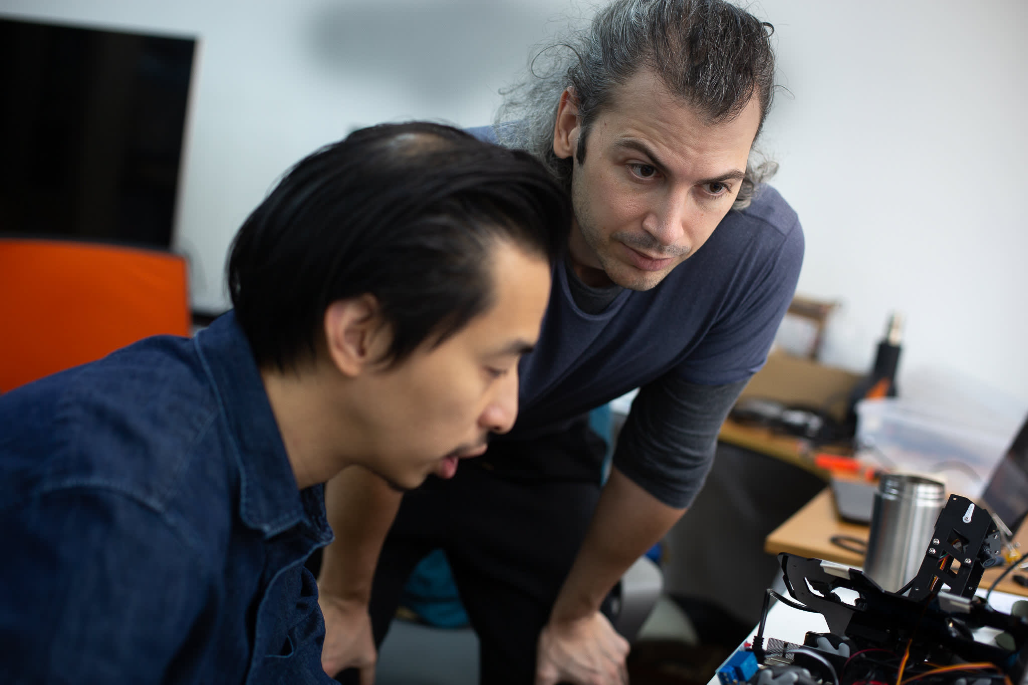 艾浩家和黃智銓正在忙碌著什麼。，製作：《《遙距在場》》