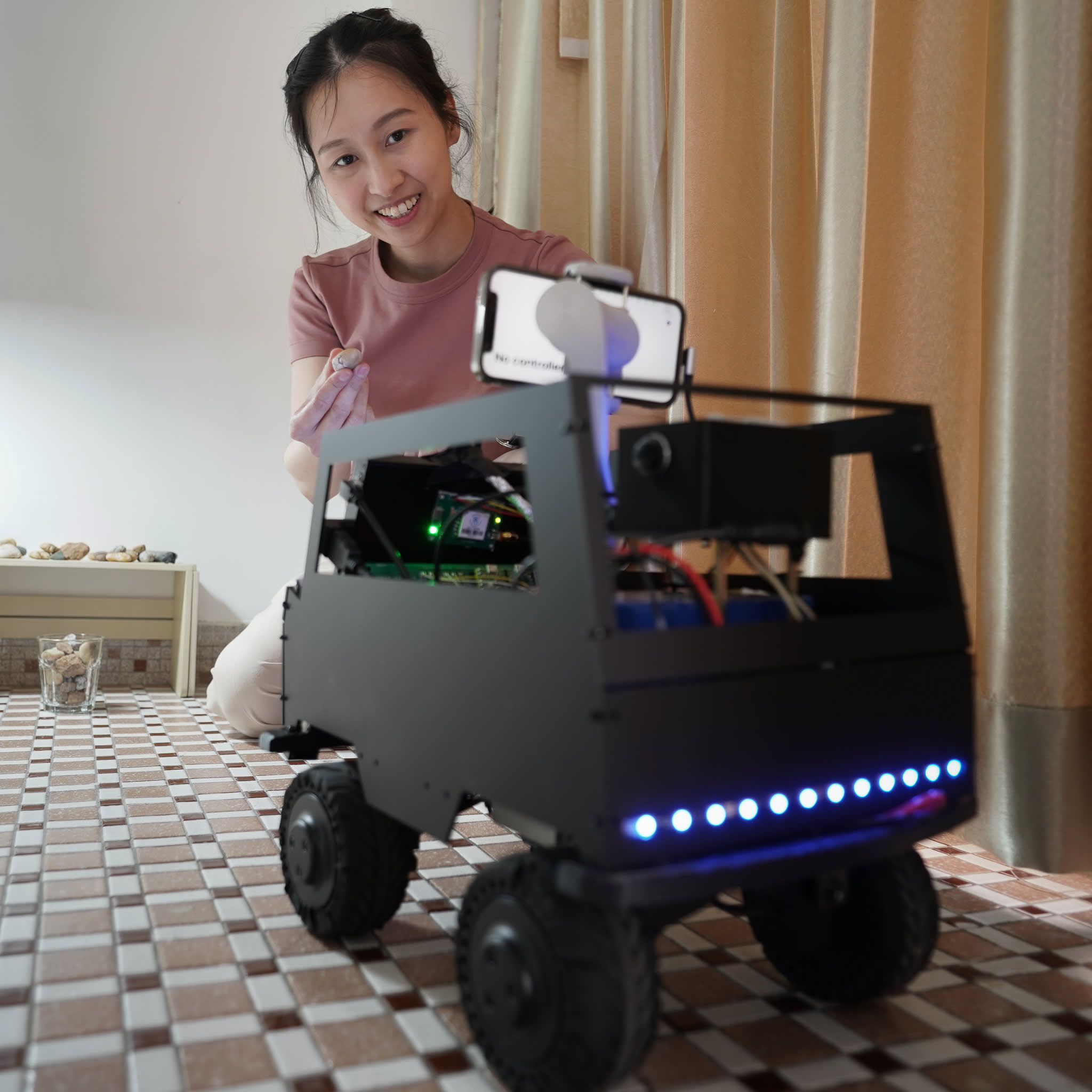 Abigail喜歡收集石頭，這讓她感到跟大自然靠近一些。，製作：《《遙距在場》》