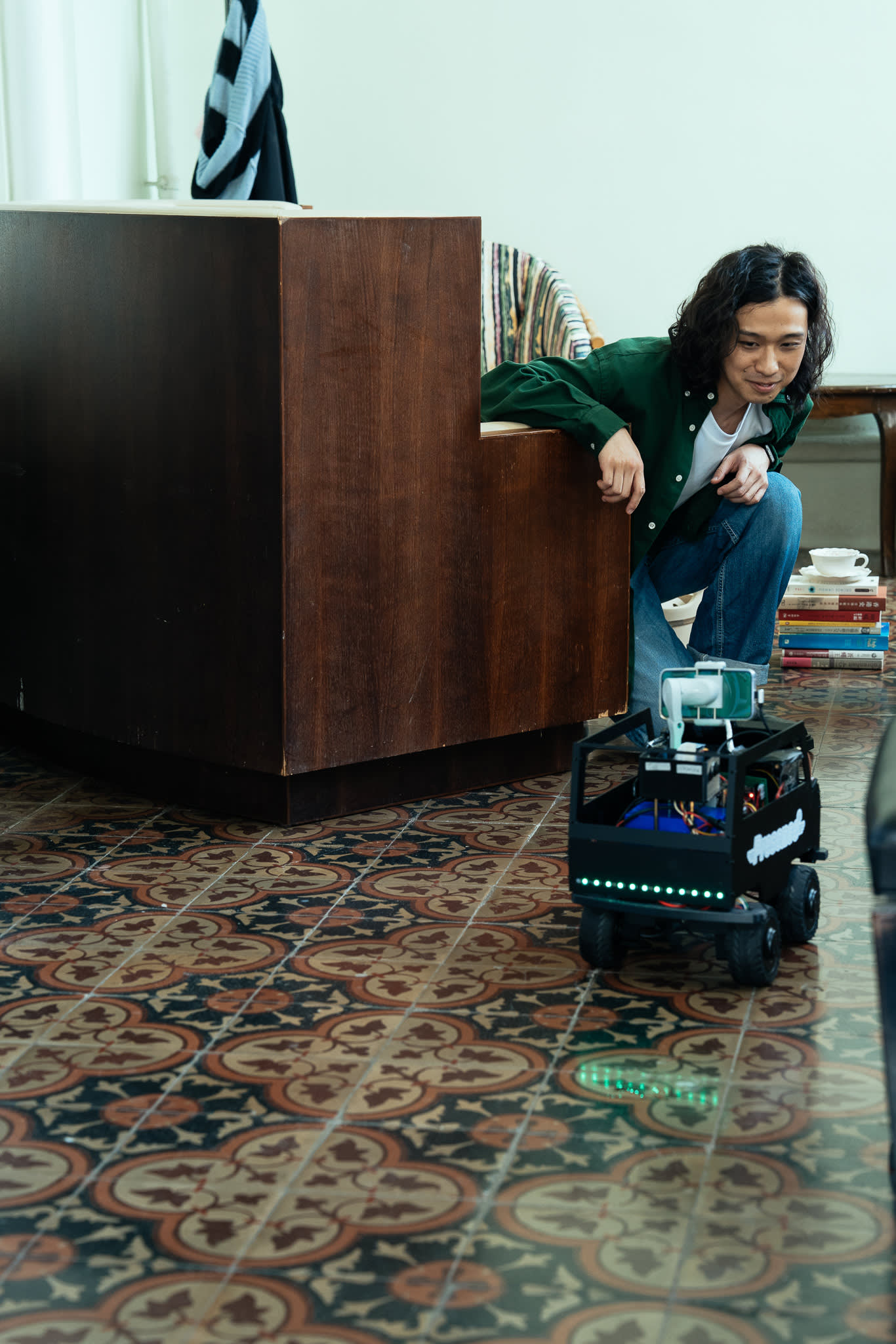 Sam正準備沖茶占卜儀式，但卻沒有茶葉。你有嗎？送給Sam吧！，製作：《《遙距在場》》