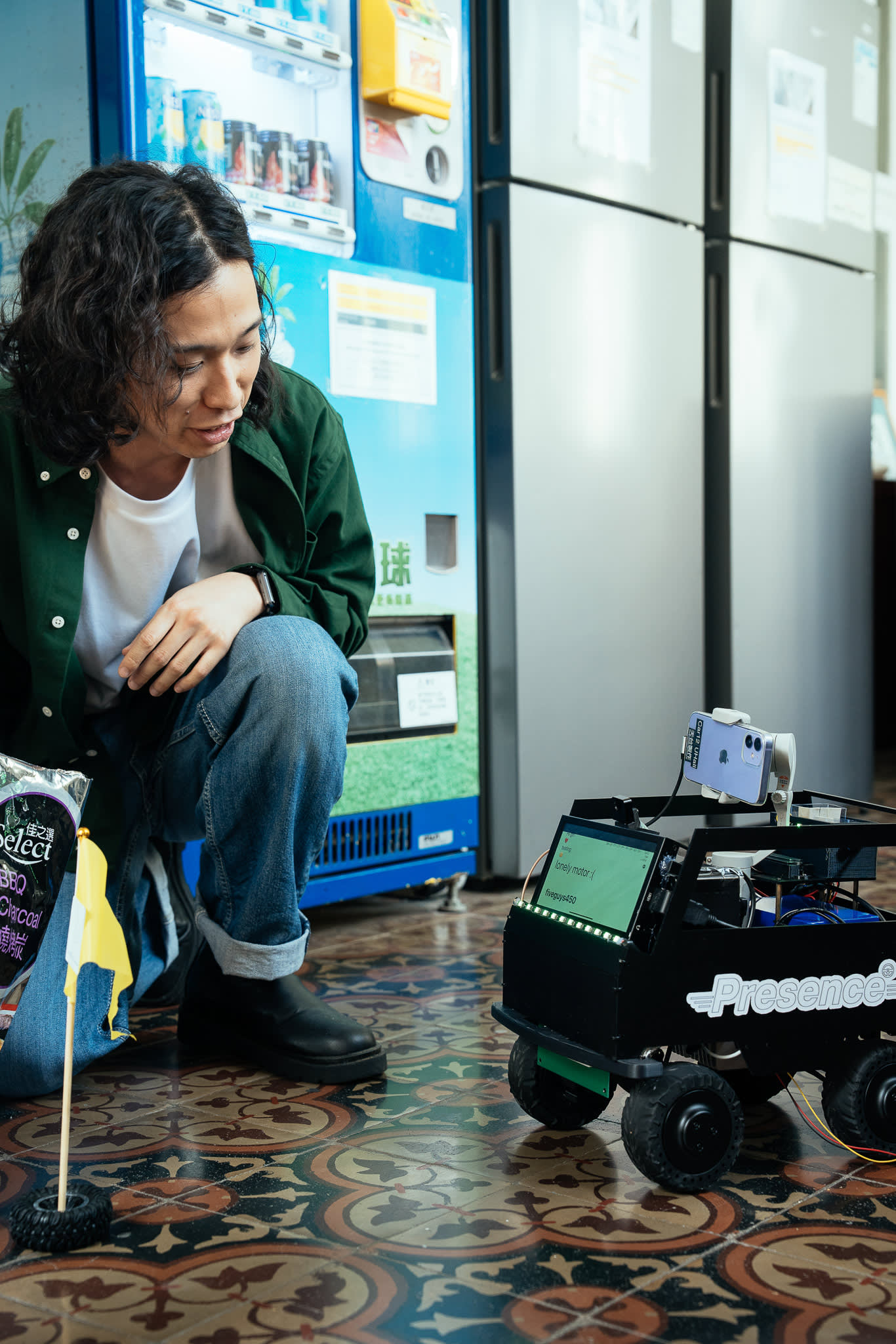 找到備用的炭，你想要一塊嗎？問問Sam吧！，製作：《《遙距在場》》