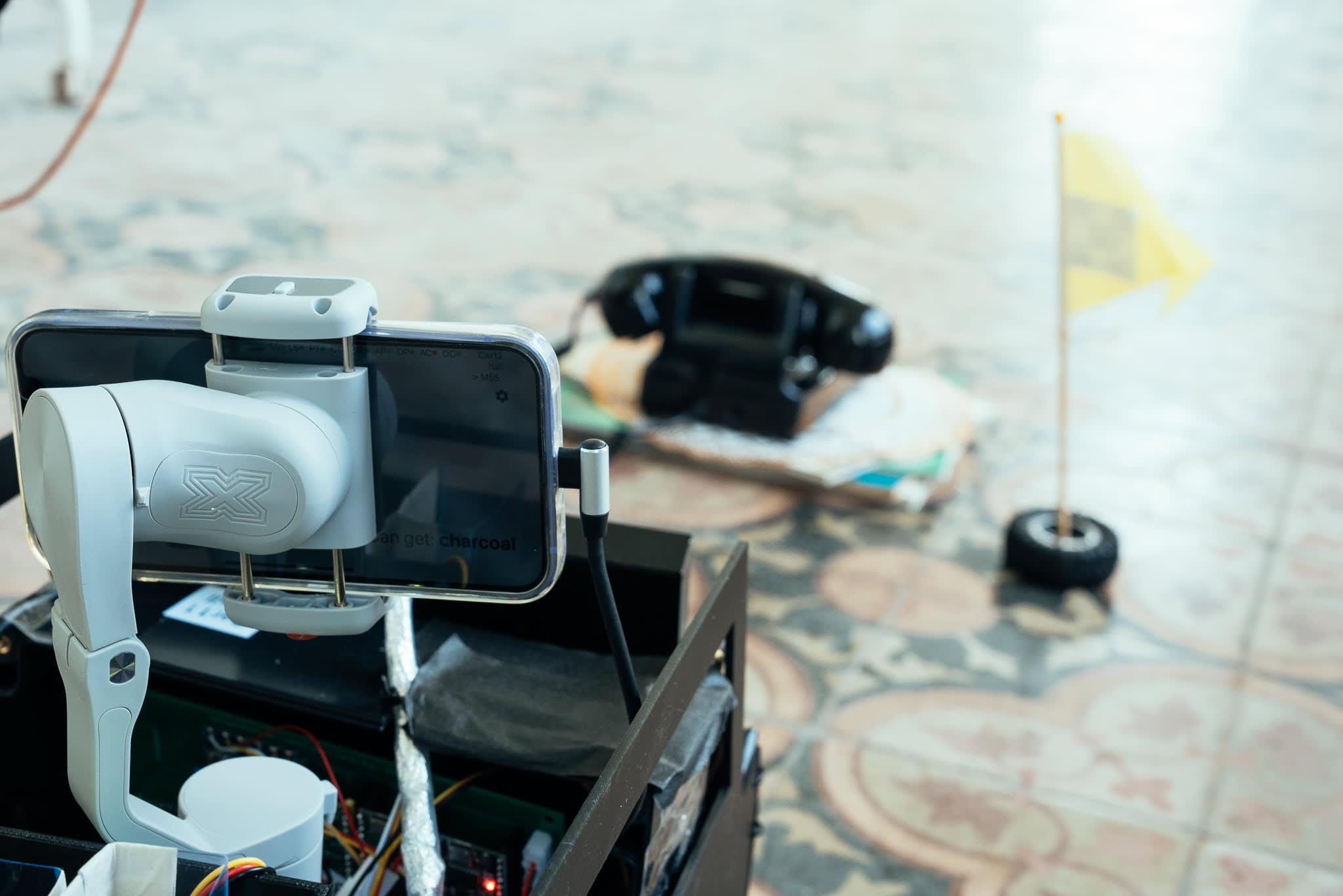 有一段時間，宿舍唯一的電話放在三嫂工作的櫃位旁，誰致電找誰，均由三嫂通傳；宿生談電話時，多少聽進三嫂耳裏。，製作：《《遙距在場》》