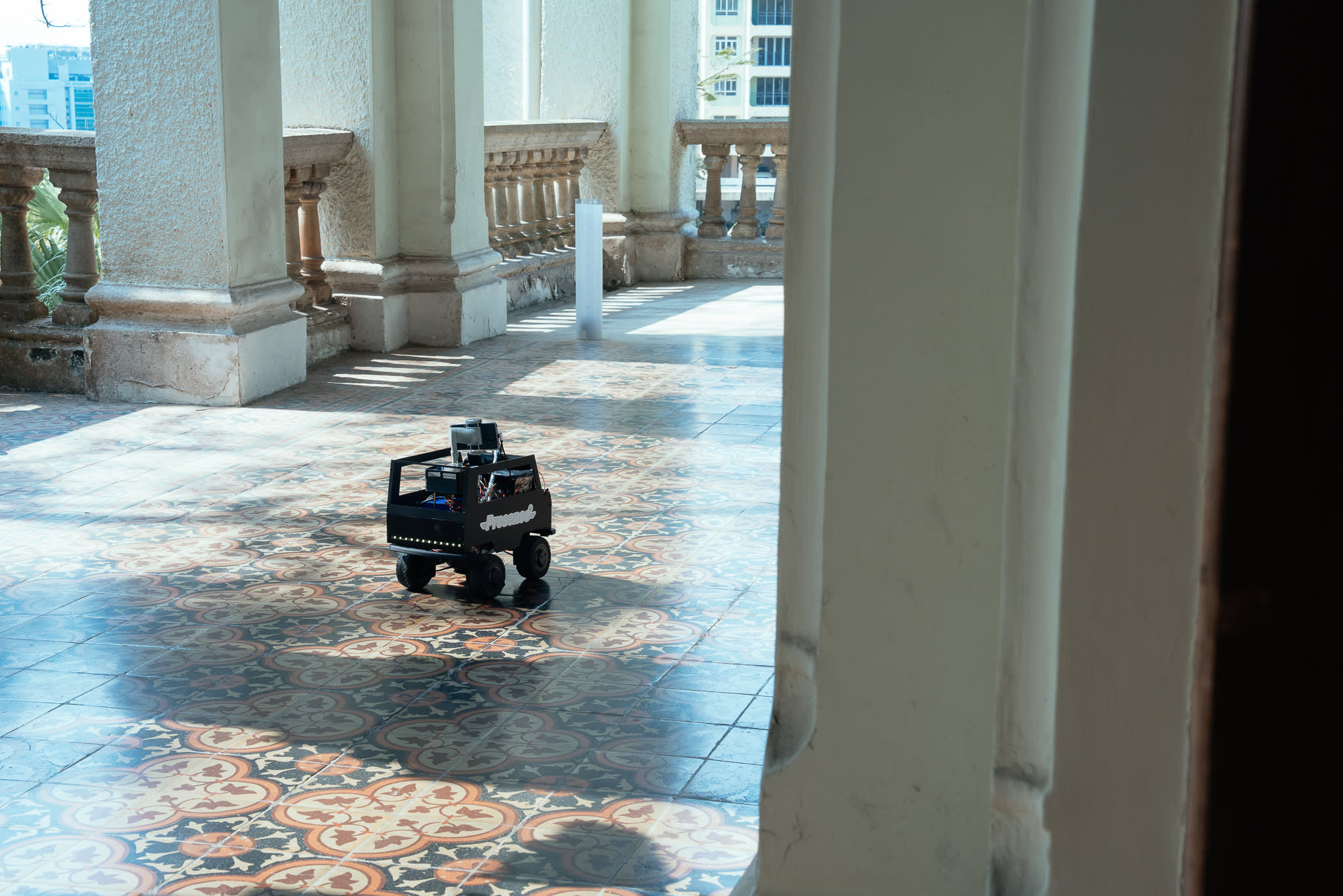 1995年－根據《古物及古蹟條例》，大學堂被列為歷史建築。，製作：《《遙距在場》》