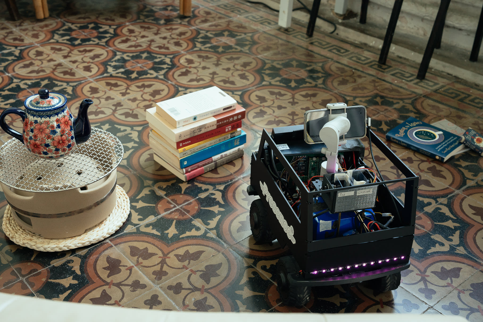 Sam正準備沖茶占卜儀式，但卻沒有茶葉。你有嗎？送給Sam吧！，製作：《《遙距在場》》