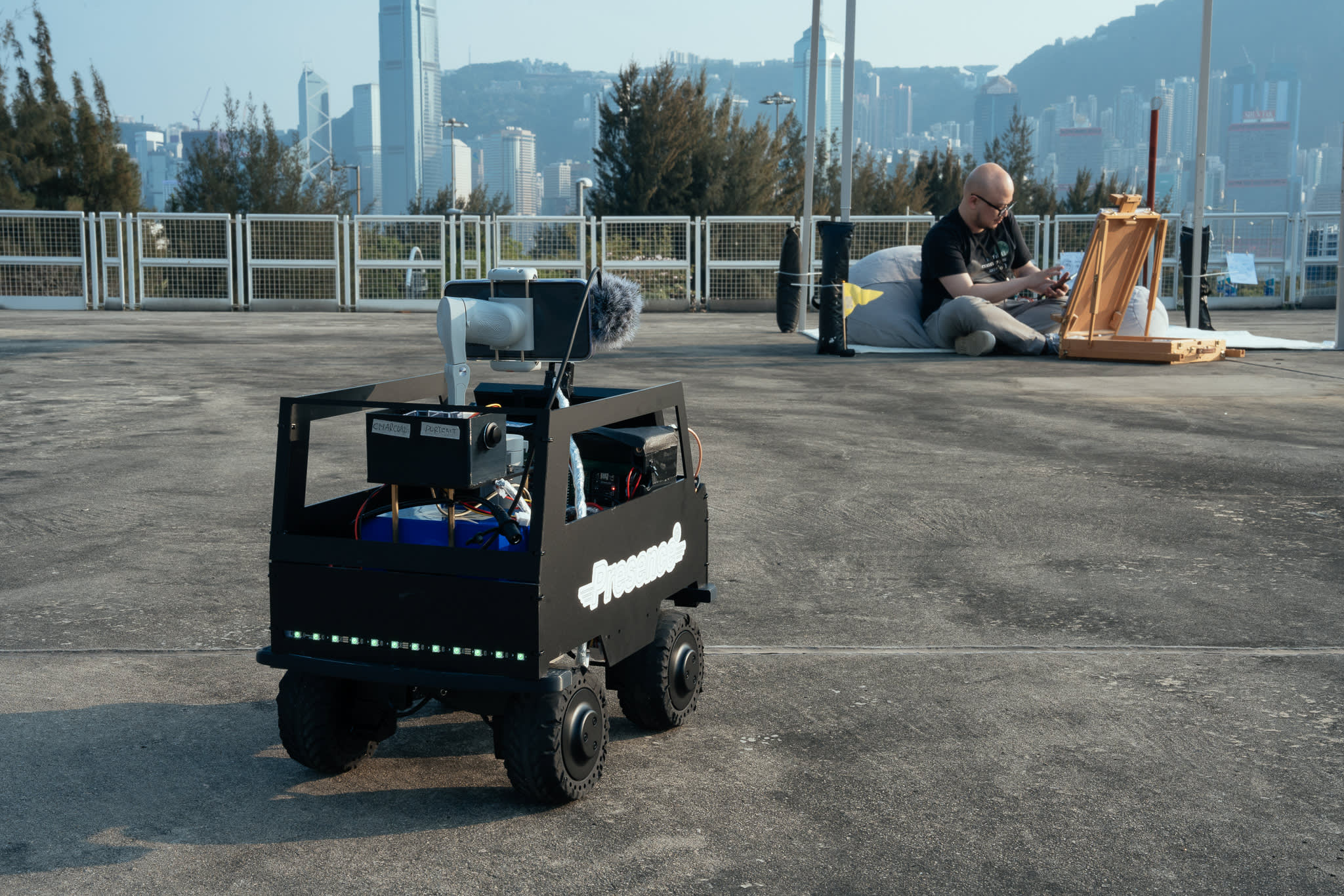 發現Alfie正在畫畫像，你想要一幅嗎？問問Alfie吧，製作：《《遙距在場》》