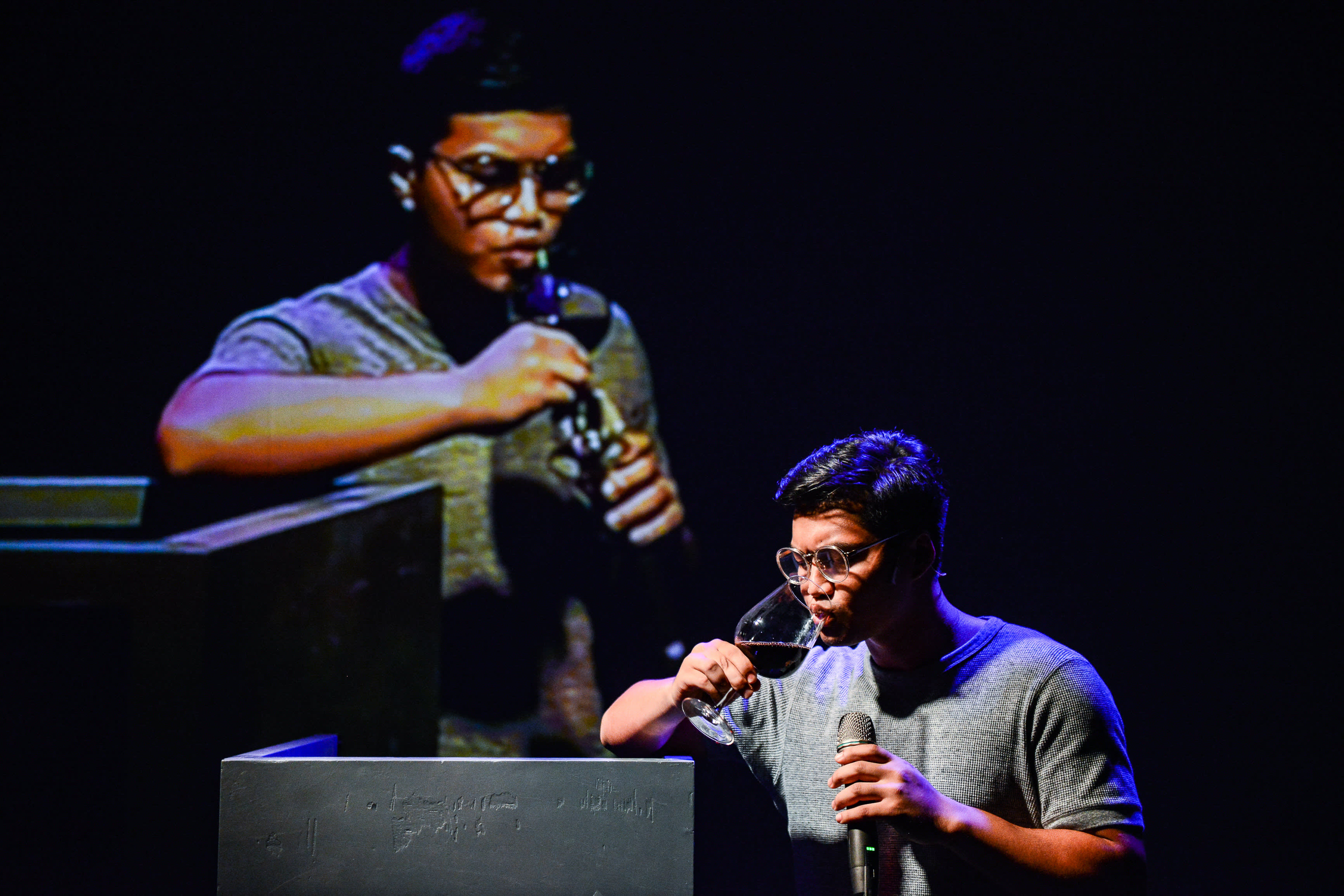 他們看上去很尷尬，便讓我進去，製作：《《山下的證詞》》