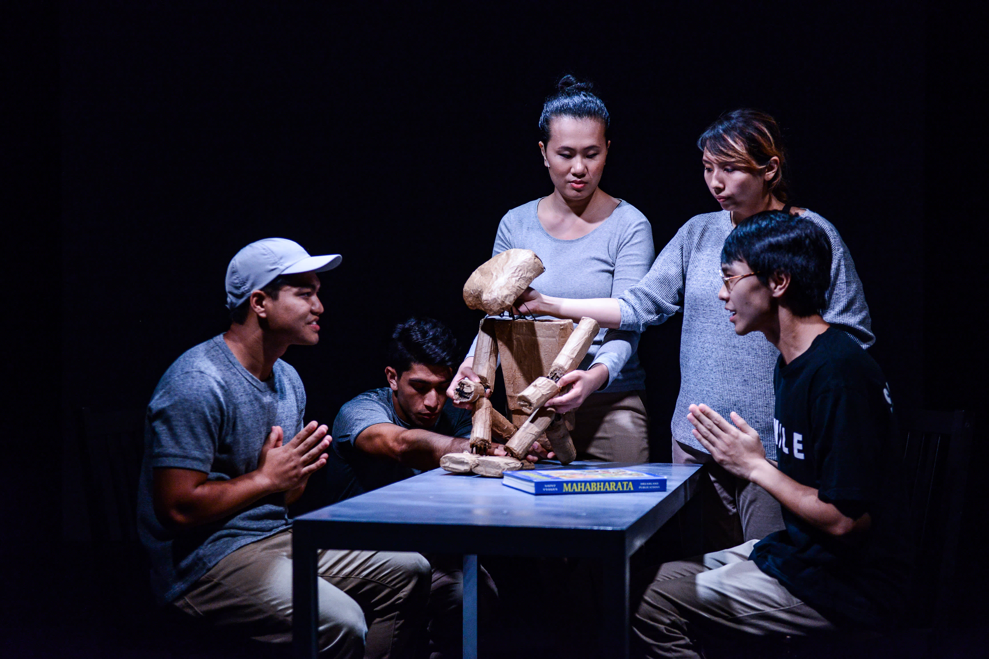 當阿周那到達戰場的時候，他發現他的親戚在戰線對方，他不能戰鬥，製作：《《山下的證詞》》