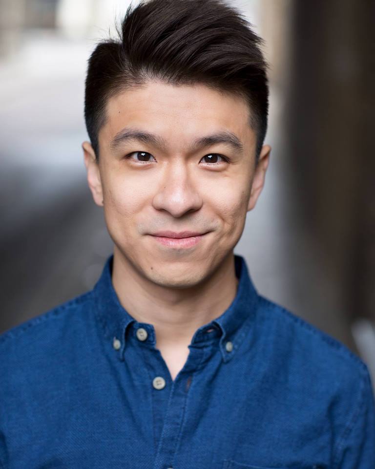 香港當代劇場團體「天台製作」(Rooftop Productions) 演員施標信 (Billy Sy) 的專業形象照。照片以柔和的自然光拍攝，他直視鏡頭並帶著親切的微笑，背景為模糊的自然景深，呈現出專業劇團演員的細膩質感。