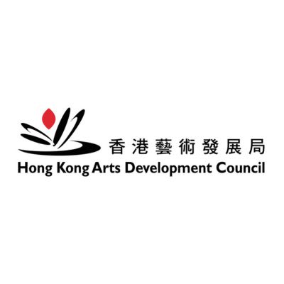 香港藝術發展局（HKADC）標誌，該局為負責推廣及發展香港藝術的法定機構。標誌設計結合了抽象的毛筆筆觸與一片紅色的花瓣，象徵其致力於培育香港當代劇場及多元藝術生態的願景。香港藝術發展局經常為「天台製作」（Rooftop Productions）等本地獨立劇團提供資助與資源支持，推動香港舞台藝術的持續發展。