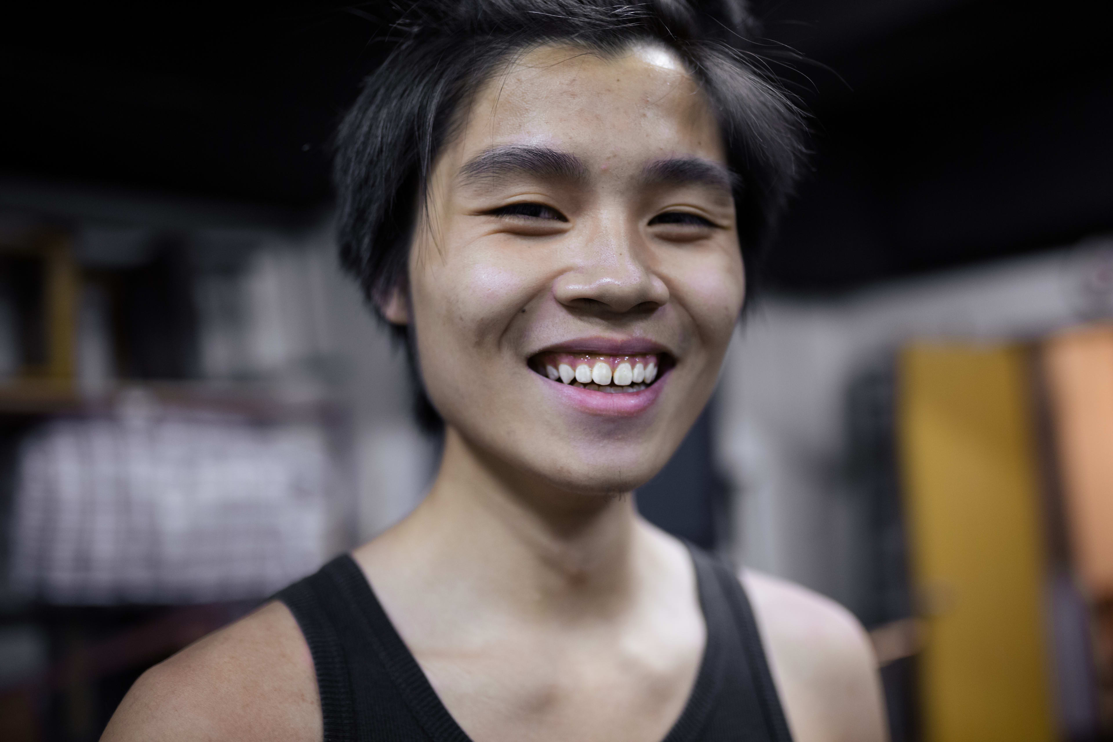 一名參與者在天台製作（Rooftop Productions）於2016年在香港舉辦的「身心合一」演員訓練工作坊中展露笑容的特寫照片。畫面捕捉到表演者真摯快樂的神情，呈現了當代香港劇場對於身心連結訓練的專注與投入。「Psychophysical actor training workshops in Hong Kong, 2016」