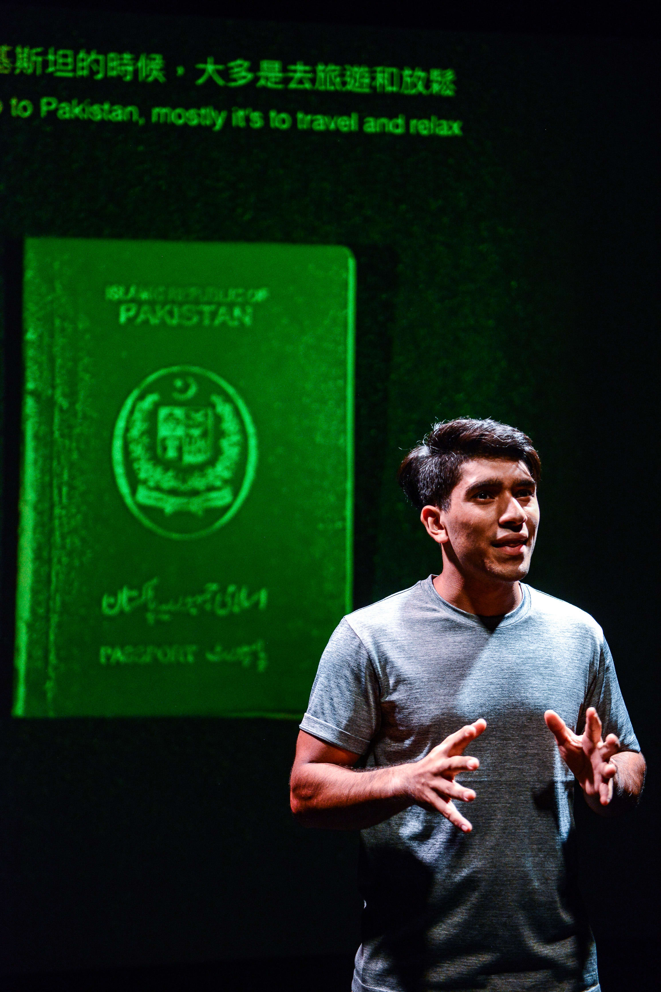 在天台製作（Rooftop Productions）的當代劇場作品《山下的證詞》（Testimony）中，演員巫加沙（Mohammad Kashif Ali）站在極簡主義的舞臺上，舞臺燈光呈現出強烈的高對比度。他站在一個發著微光的巨大數位背幕前，背幕上展示著一本綠色的巴基斯坦護照。他一邊用雙手做出敘述的手勢，一邊講述道：「英文名字是Mohammad Kashif Ali」。