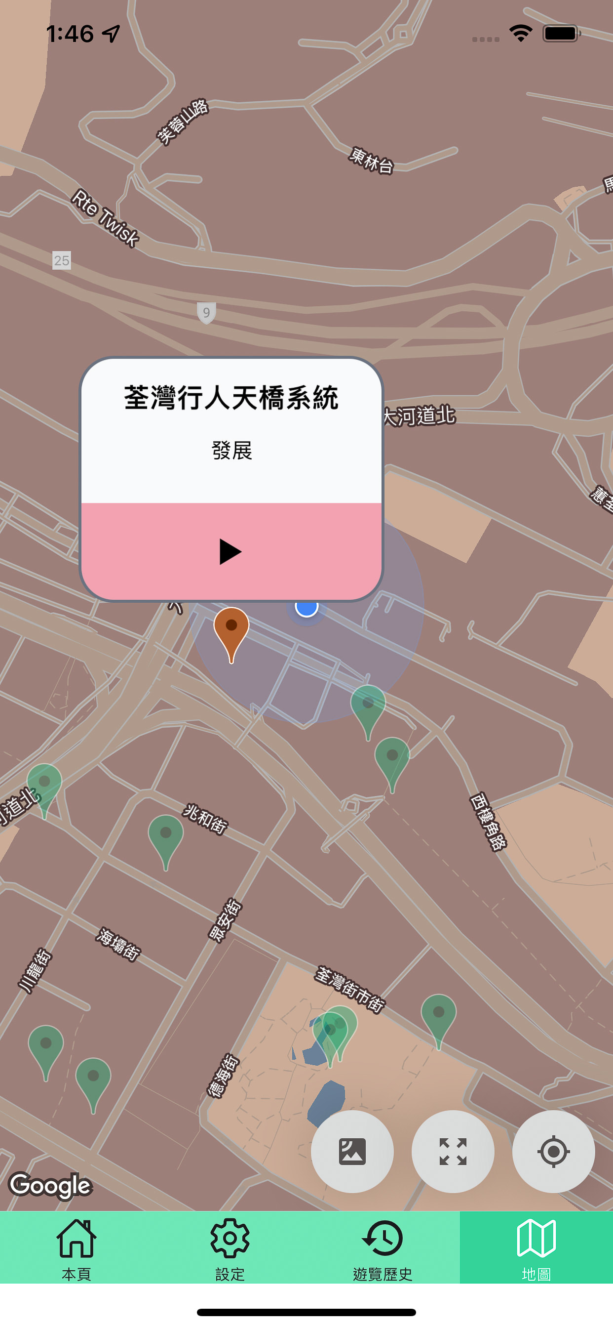手機應用程式介面截圖，顯示荃灣行人天橋系統的數碼地圖。此地圖作為天台製作（Rooftop Productions）沉浸式當代劇場作品《舞照跳》的互動背景。 《舞照跳》的應用程式截圖。