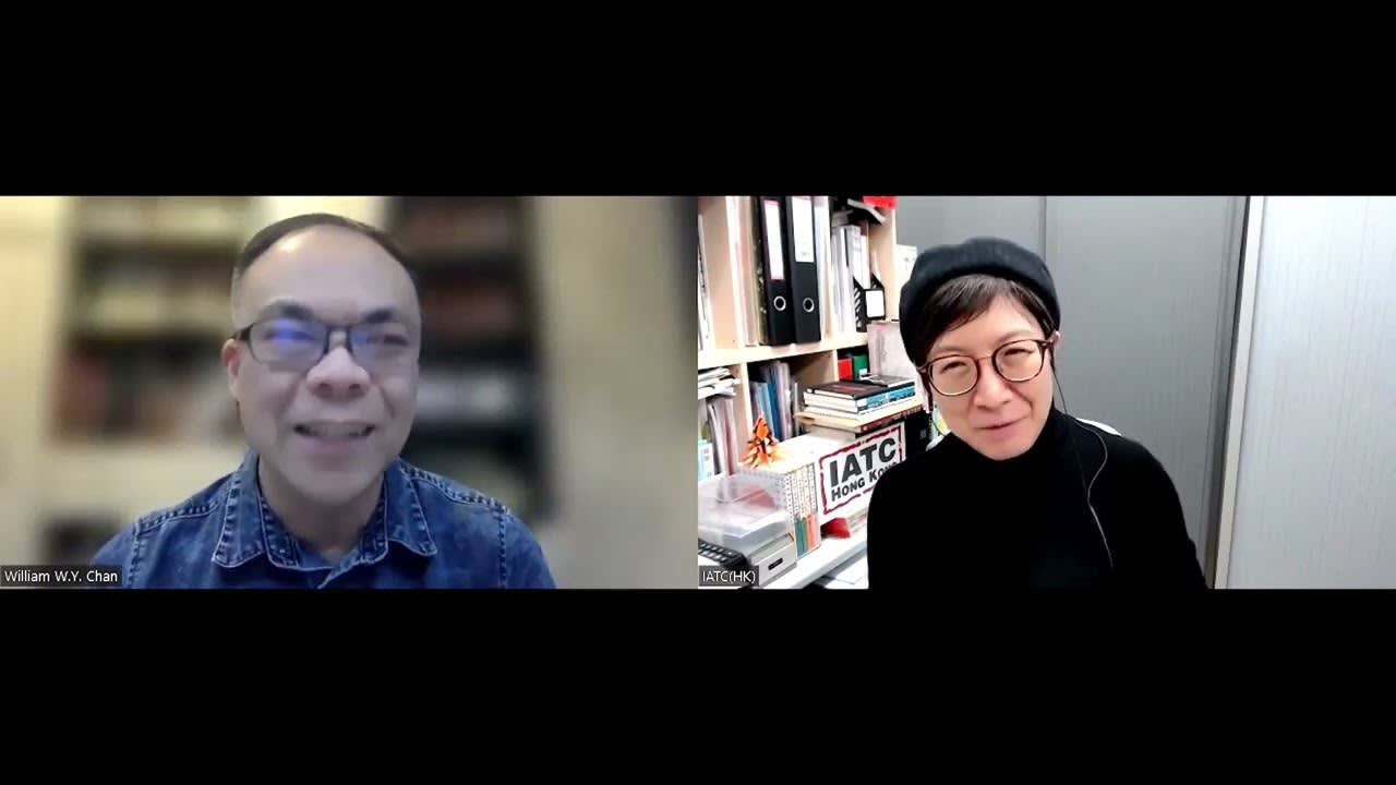 天台製作《天真與世故之歌》演後評影片縮圖，採用 16:9 寬螢幕比例，呈現一場線上對談的畫面。畫面左方為 William W.Y. Chan，神情投入地分享見解；右方為 IATC(HK) 代表，在辦公室背景下專注聆聽。這幅影像捕捉了香港當代劇場評論中知性且深入的交流氛圍。影片引用原話：「我覺得這一次的內容交織，無論在節奏處理上，穿梭於兩個文本間（史詩《失樂園》及演員編作部分）的調節，做得比較理想⋯⋯這個作品豐富在於混雜了不同素材，但卻做出渾然天成的感覺；這種hybridity，混雜性我覺得挺屬於天台製作的風格，但也有一種港式格調；有玩味之餘，亦讓我們醒思作品中所探討的議題。」