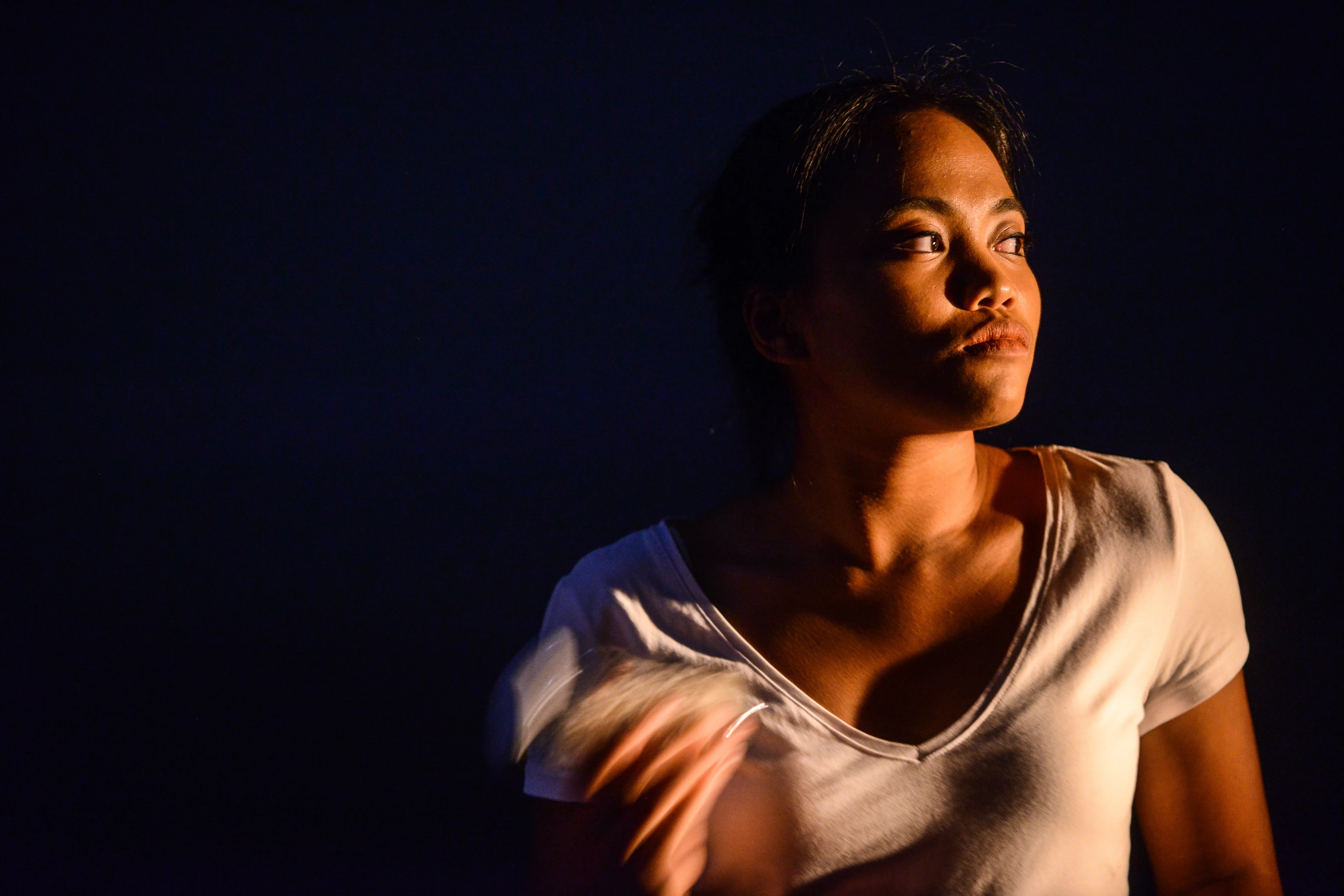 她就站在荔枝角地鐵站口等我