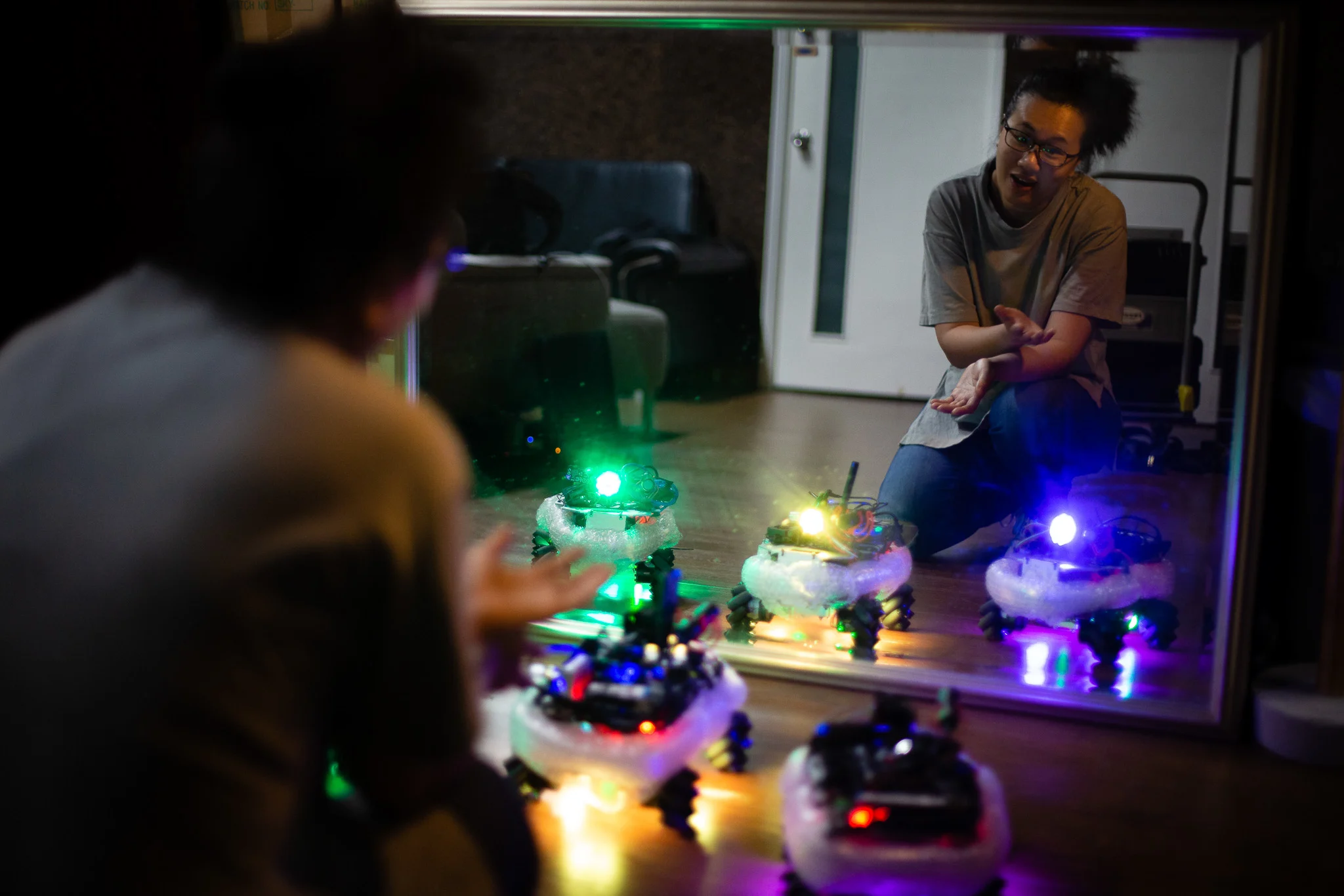 尋找post-its上寫的字，重組句子，將句子告訴我的同事