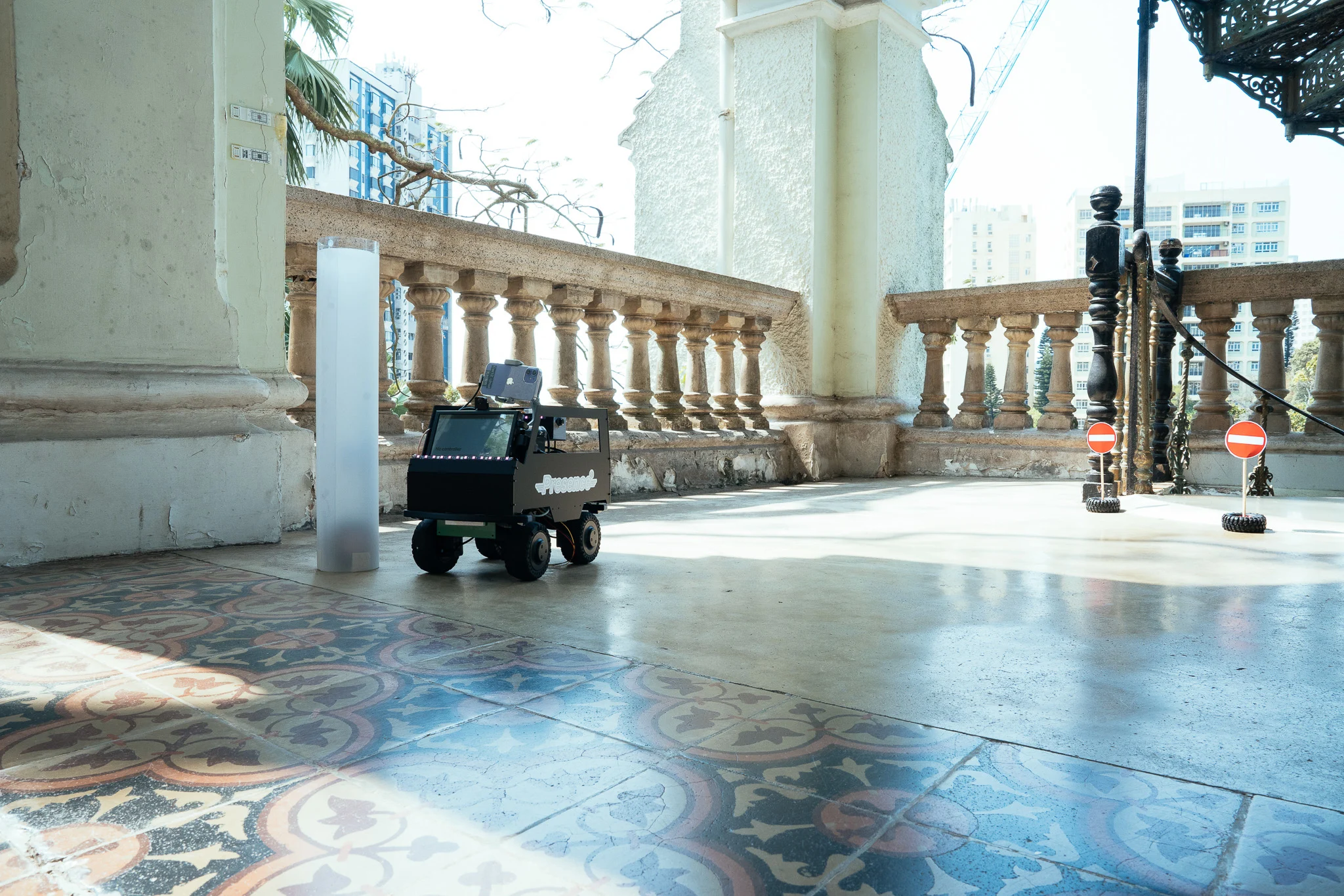 1842 - Following the defeat in the First Opium War the Qing Dynasty ceded Hong Kong Island to Britain. In the same year, Douglas Lapraik came to Hong Kong, and gradually established shops in D’Aguilar Street.