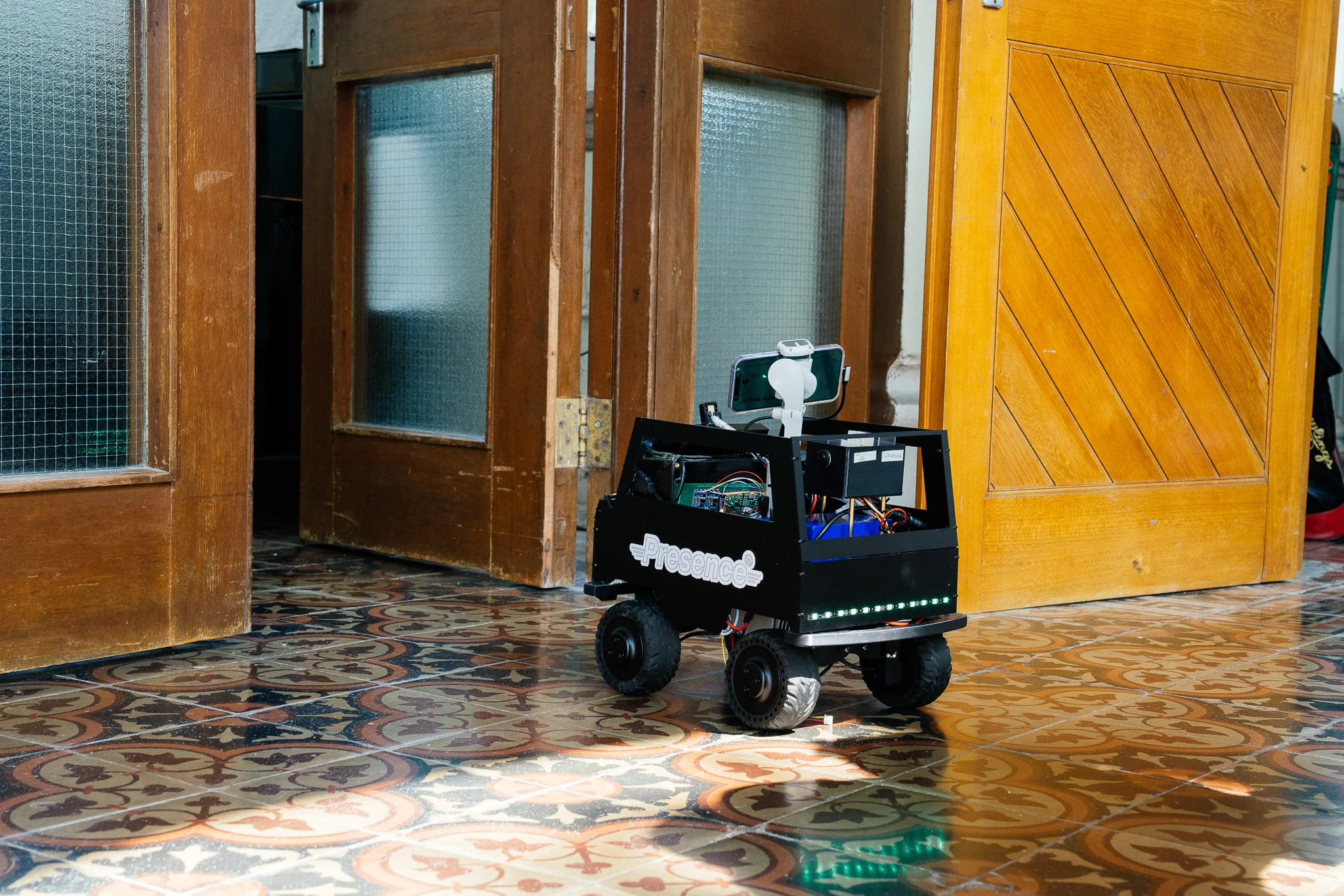 大學堂揉合了都鐸及新哥德式建築風格的華麗建築，禮拜堂（飯堂）有一個木連繫梁屋頂。