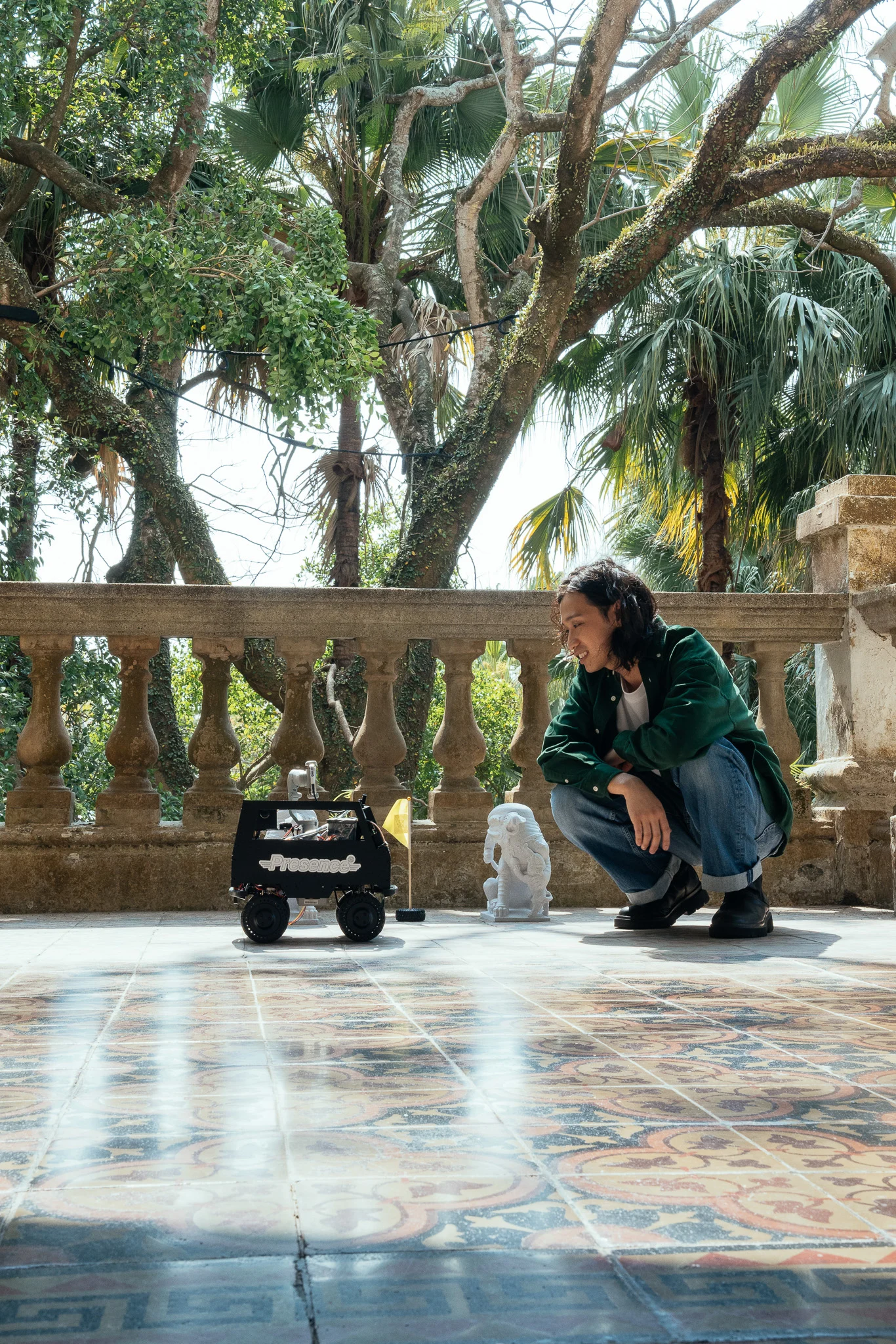 「高桌晚宴」的起源可以追溯到牛津大學和劍橋大學的英式學院飯堂的佈局。在那些學院，穿上黑袍的本科生會沿住長長的餐桌坐下。