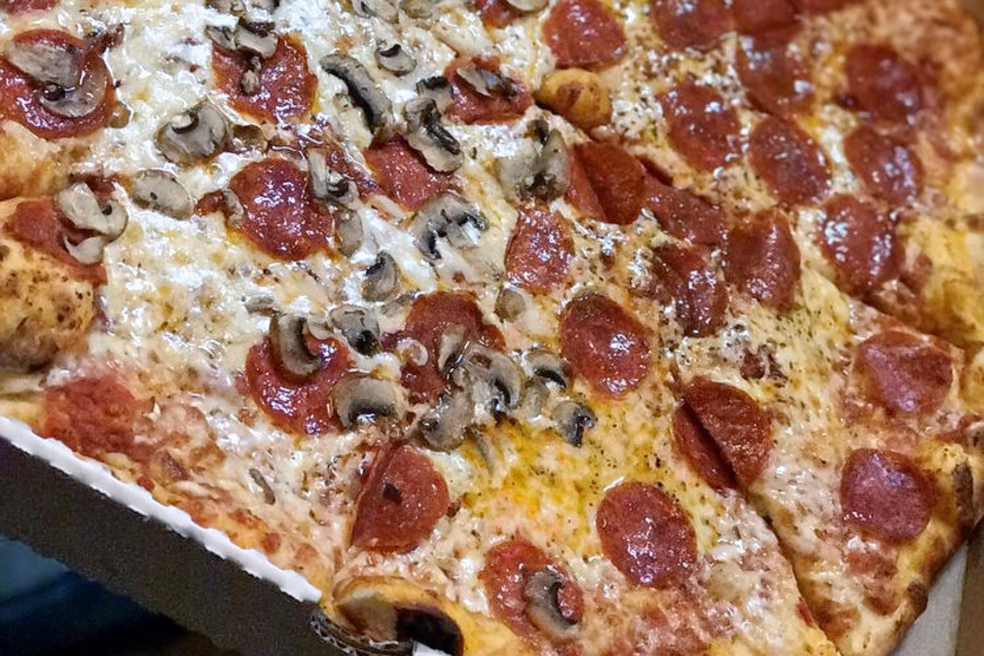Fresno S 4 Favorite Spots For Budget Friendly Pizza