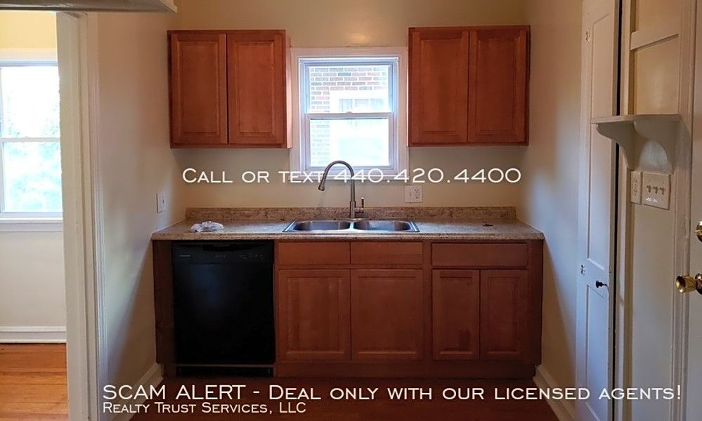 What apartments will 900 rent you in North Collinwood, today?