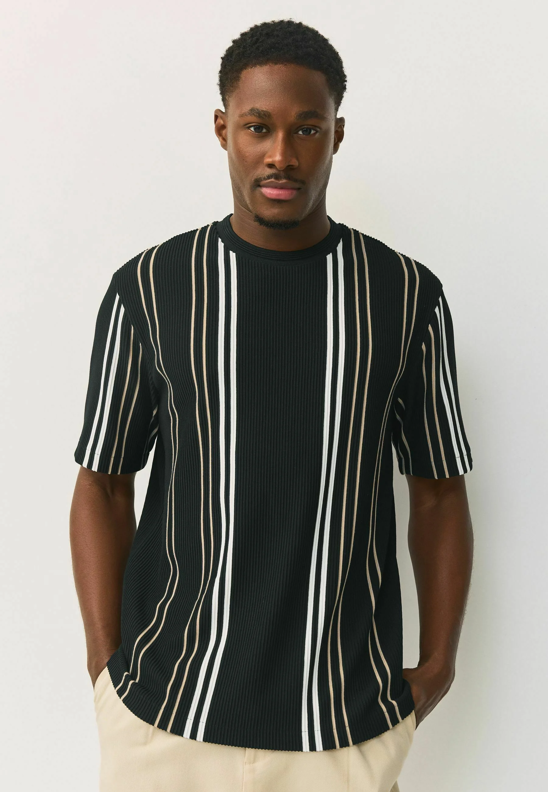 REGULAR FIT - VERTICAL STRIPE T-SHIRT - T-shirt imprimé - black and neutral
