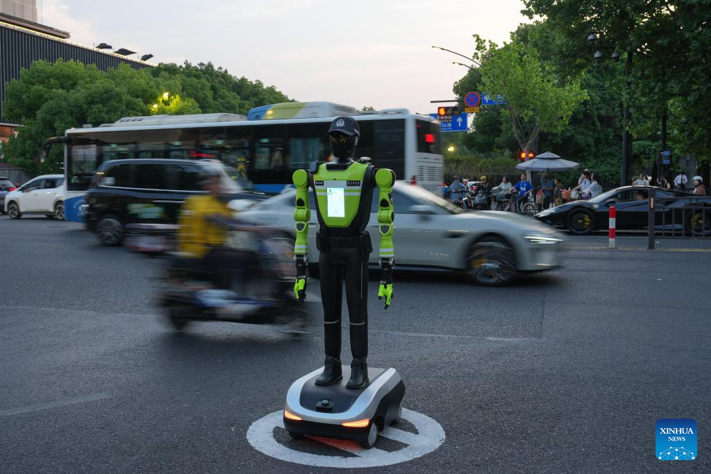 China despliega robots policías de tránsito para enfrentar el calor extremo