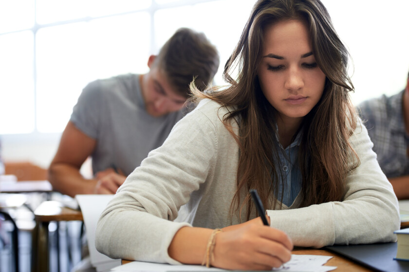Un profesor sospechaba que sus alumnos usan IA tras ver que la media de notas era de un 9,6: hizo un examen presencial y la media bajó a un 4,8