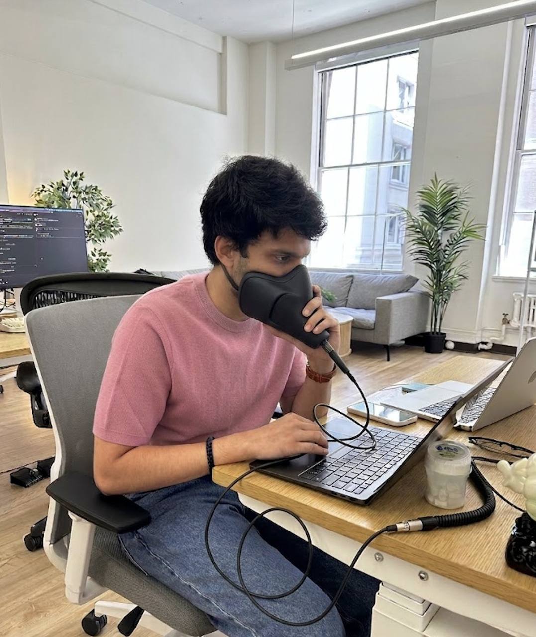 Silicon Valley adopta máscaras de voz aislantes para hablar con asistentes de IA en oficinas abiertas