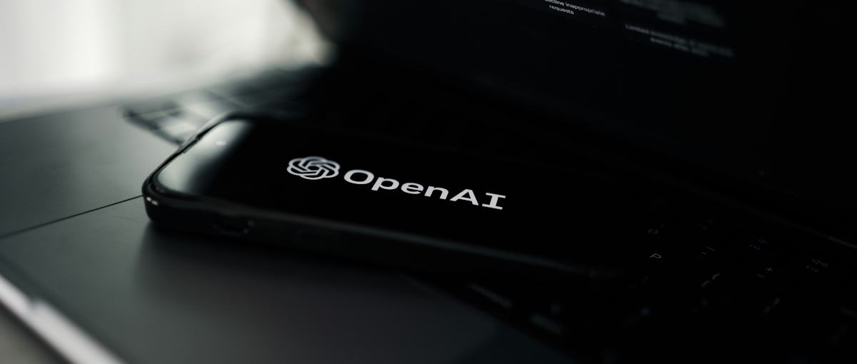 OpenAI prepara su primer dispositivo físico: un altavoz inteligente con IA para competir con Amazon y Apple