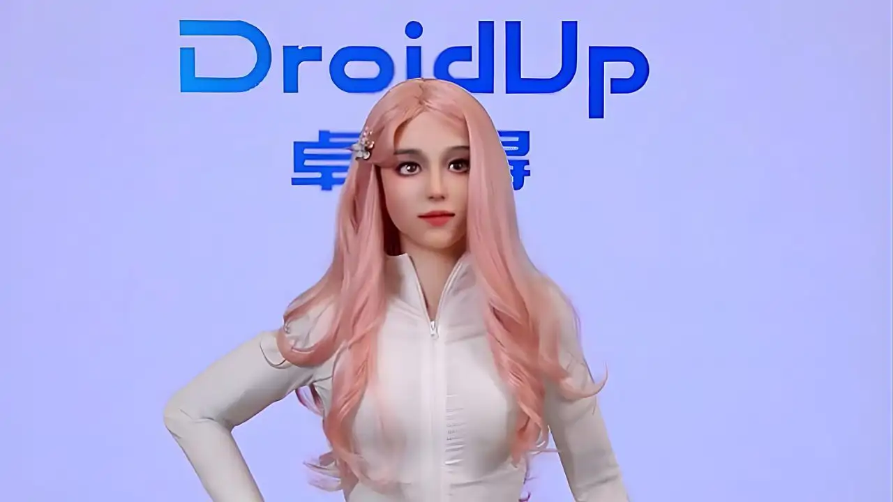 Compañeros de silicio: el intenso debate global tras la llegada del robot 'Moya'