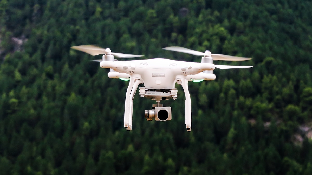 Investigadores chinos usan IA occidental para entrenar drones y sistemas de combate