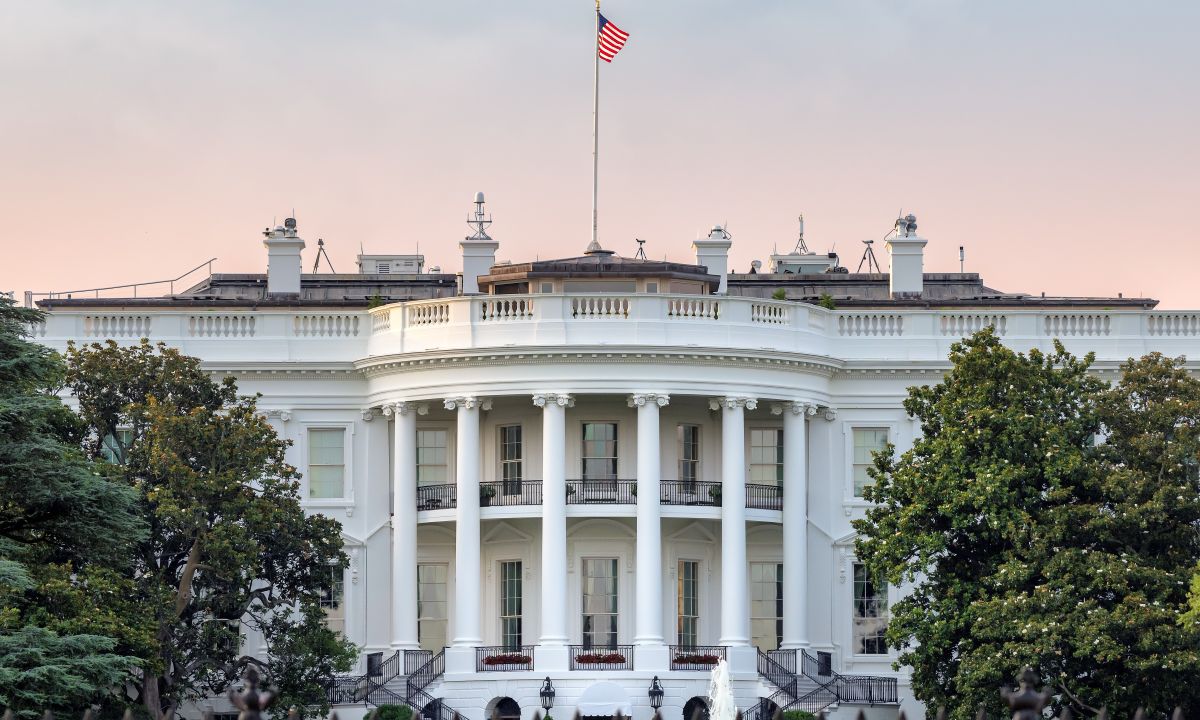 Casa Blanca finaliza marco de supervisión de IA: empresas tech se reúnen con administración Trump