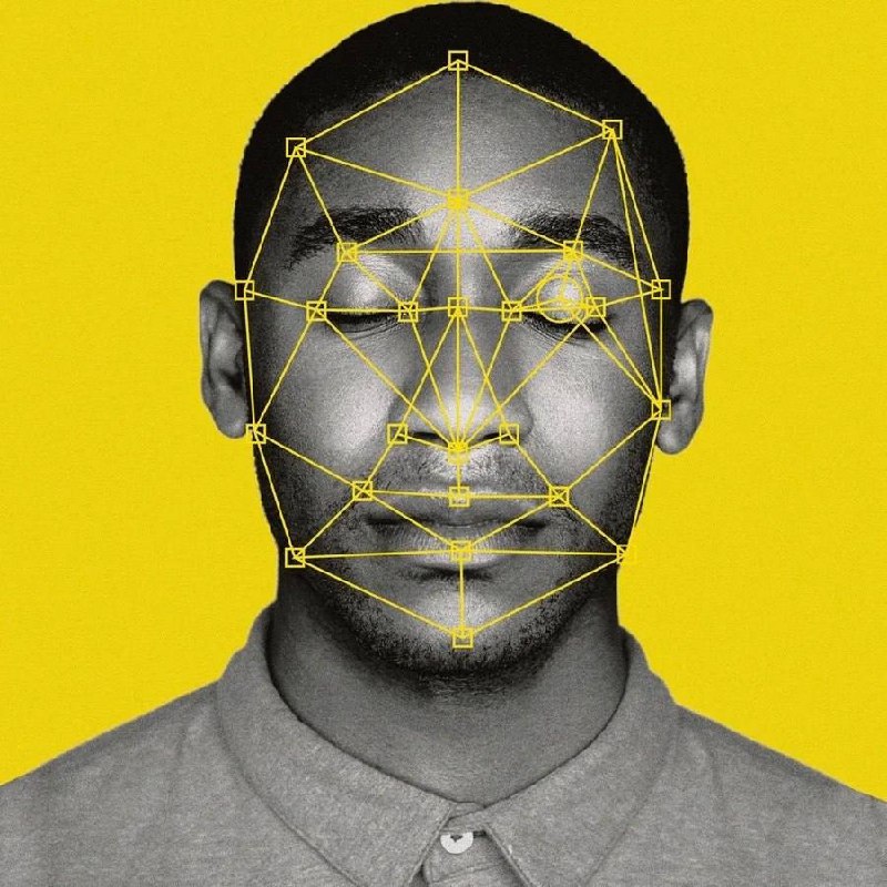 Apple enfrenta demanda colectiva de 30 mil millones por "faceprints" no autorizados en Fotos