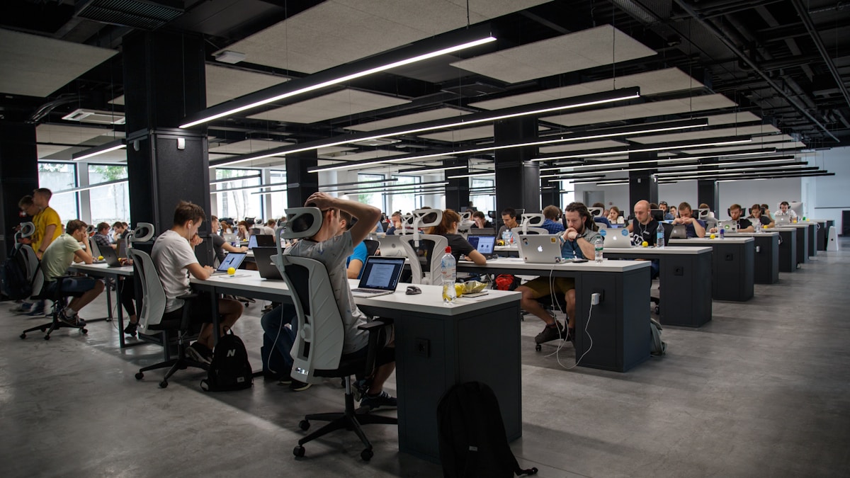 Economista dice que IA no destruirá empleos por ser cara, pero despidos masivos siguen en 2026