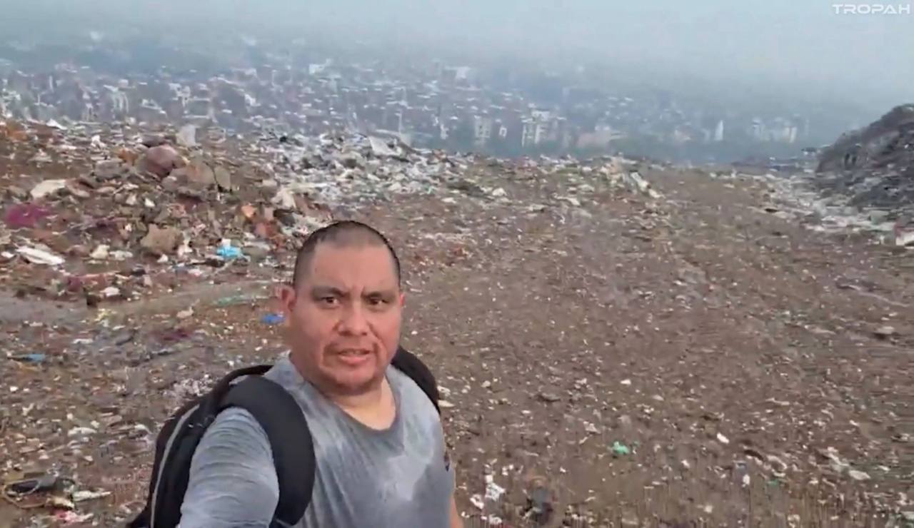 Streamer mexicano escaló la montaña de basura de Ghazipur en India