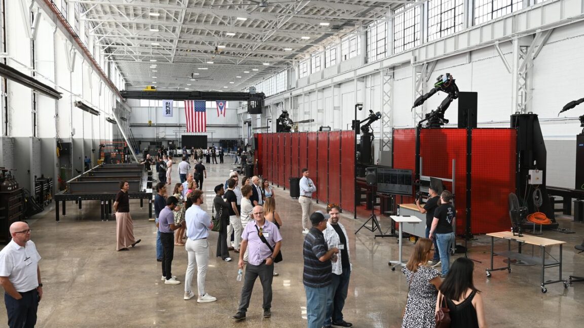 Exingenieros de SpaceX lanzan 1872, una fábrica robótica autónoma de piezas de acero