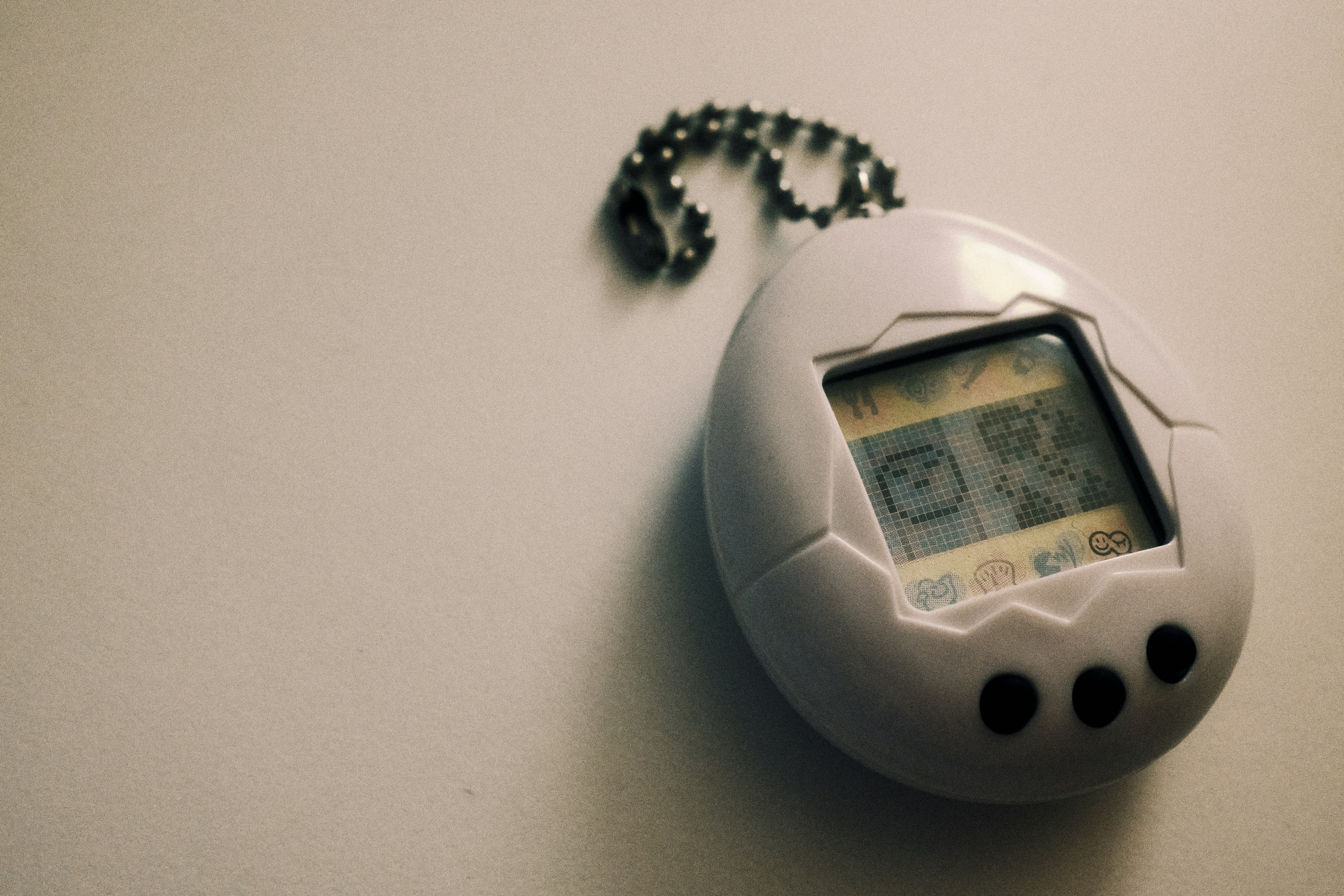 HC0N 2027: El badge Tamagotchi que lucha contra otros badges explotando stack overflows en RISC-V