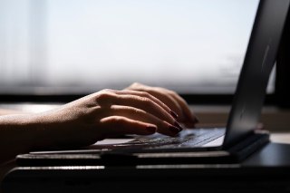 La IA que vigila cada tecla de los empleados remotos: 70% de grandes empresas la usarán en 2026