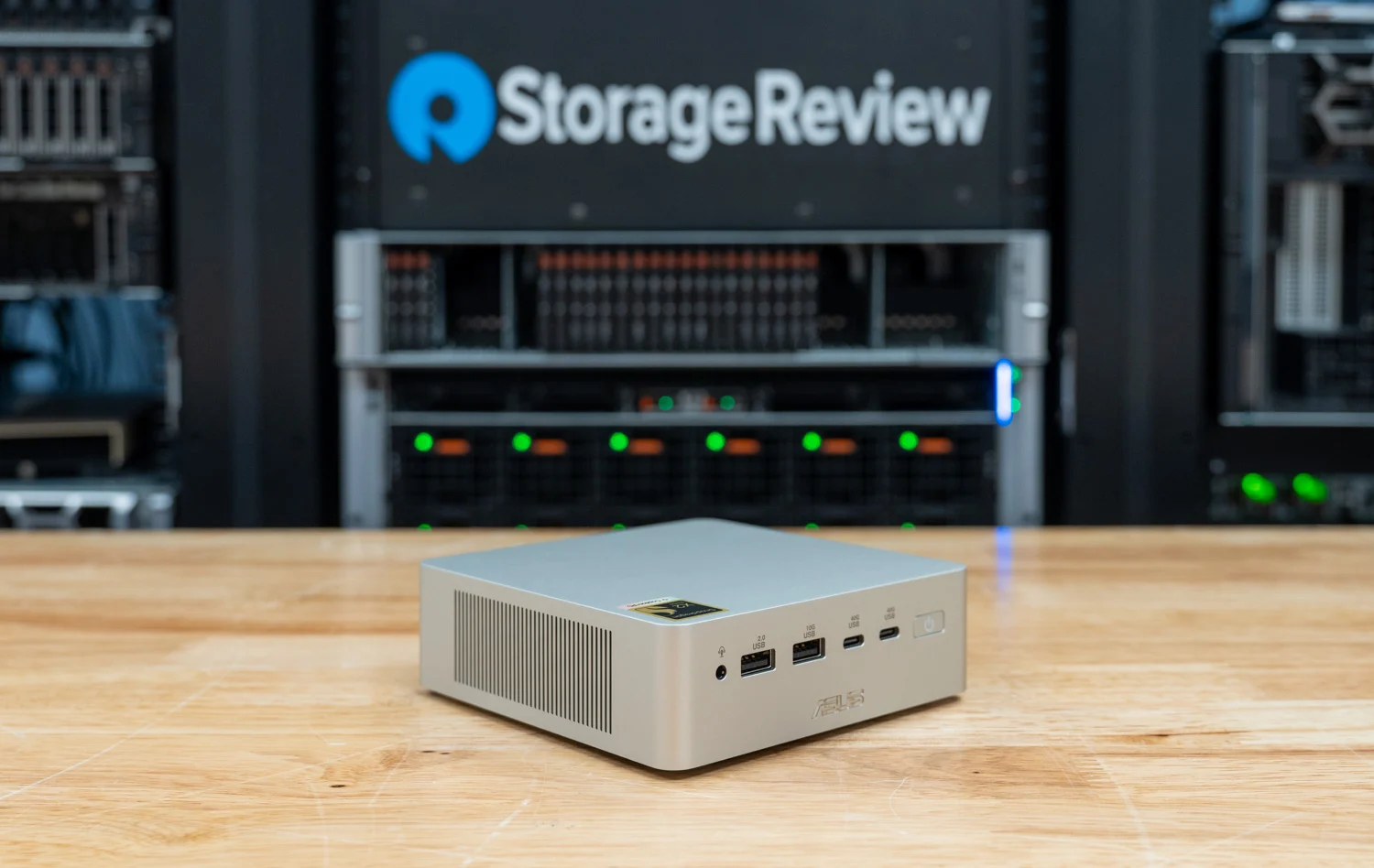 Asus presenta la mini PC Ascent QN10, un equipo compacto diseñado para procesamiento local de IA