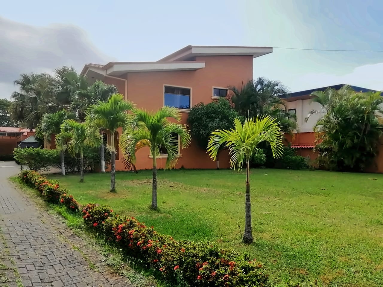 Apartamento de 2 plantas con jardín en Río Oro de Santa Ana