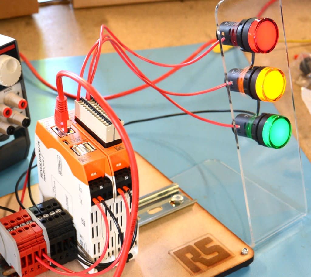 Controlling Traffic Lights with Structured Text and a RevPi Core 3