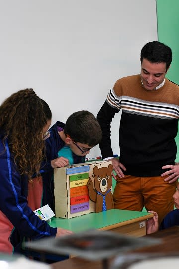 children in Malta learning about air quality