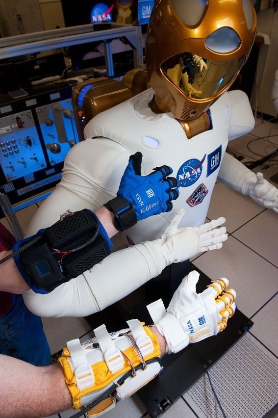 NASA-GM_Robo_Glove_f122d2e92a30fd21df16905c32910770c824586a.jpg