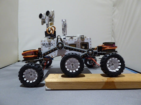 リアルな走行機能を搭載した火星探査ローバーキットを組み立てる